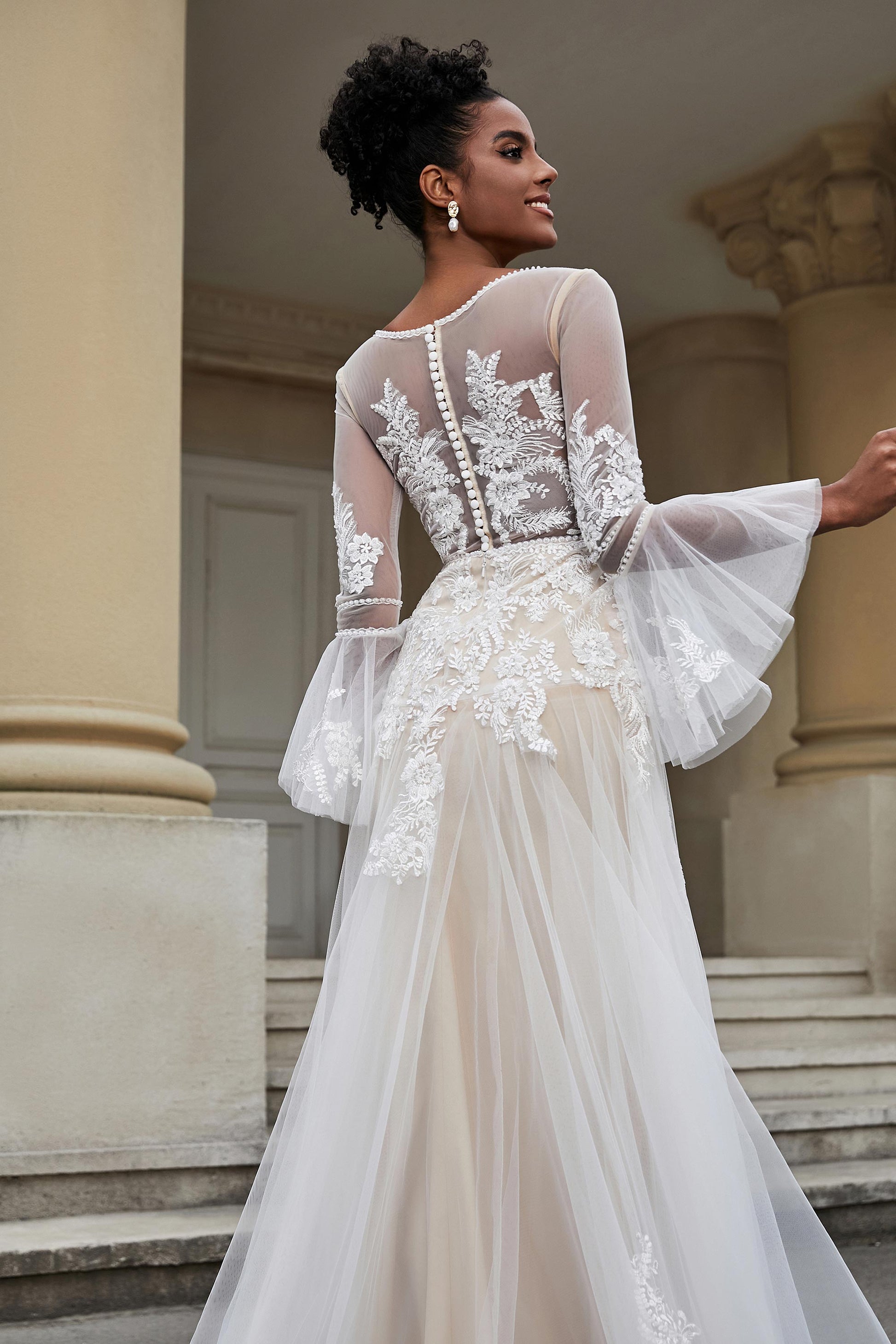 Beaded Applique A-Line Sweep Train Tulle Wedding Dress With Slit DUNTERY UK Beaded Applique A-Line Sweep Train Tulle Wedding Dress With Slit DUNTERY UK